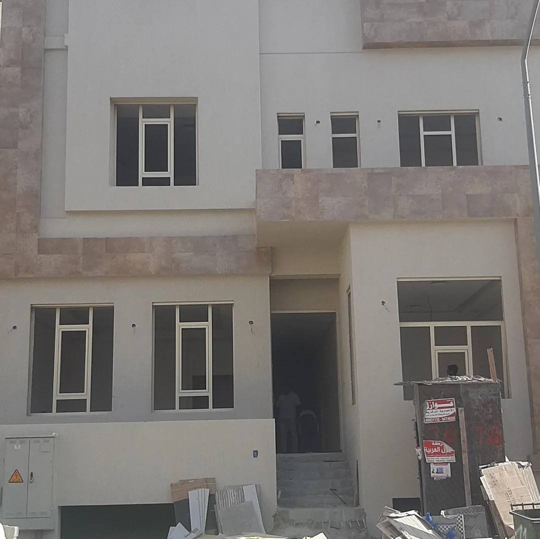 حوائط ستائرية لبرج سكني — شرق